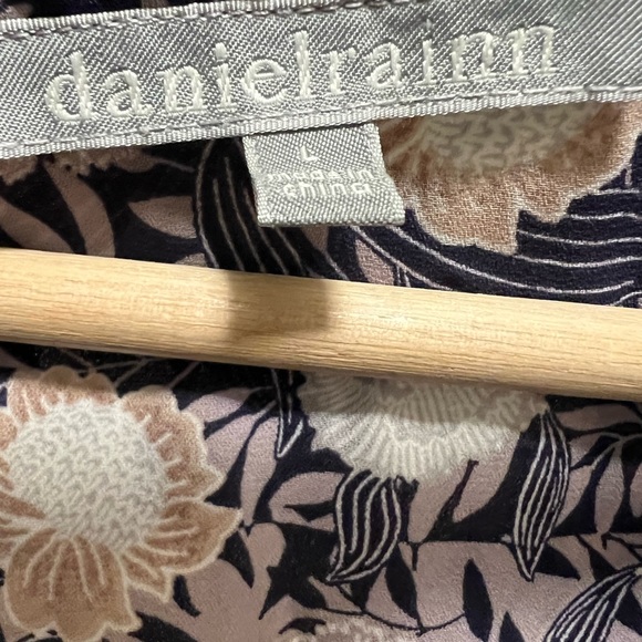 Danielrainn floral blouse hi/lo hem. - Picture 3 of 4